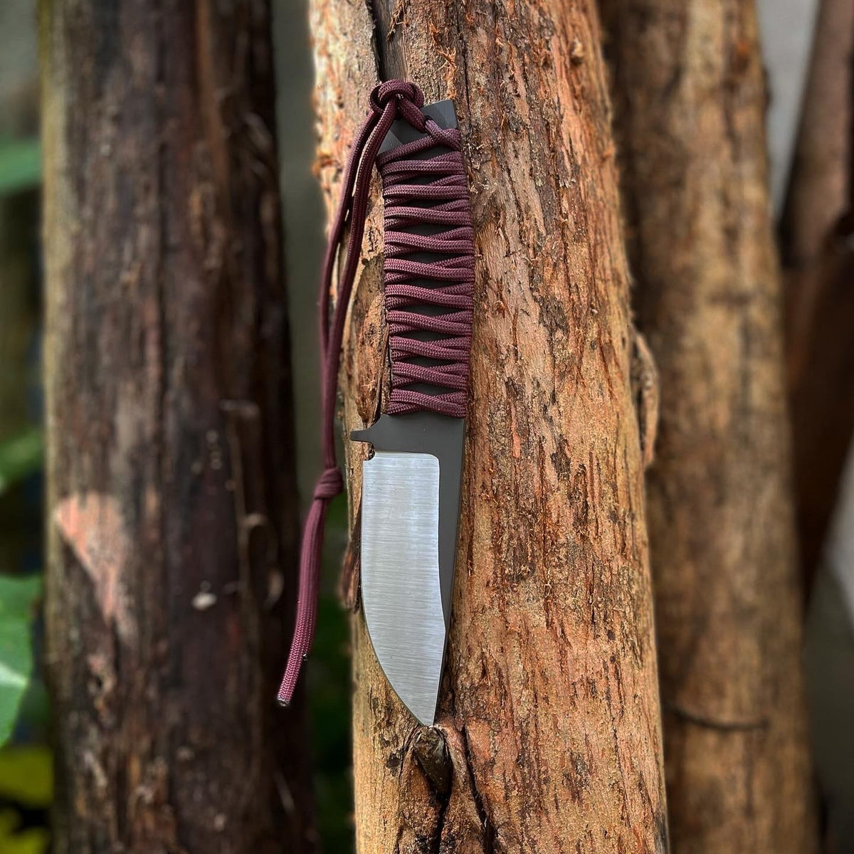 Faca Bushcraft DANTE Capelli, detalhe da costura da bainha – DANTE Capelli