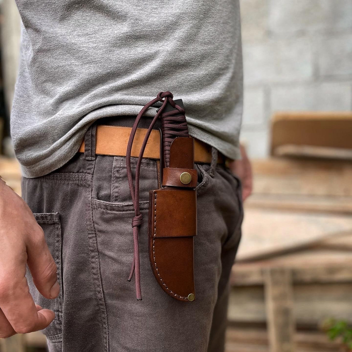 Faca Bushcraft DANTE Capelli, still sobre superfície neutra – DANTE Capelli