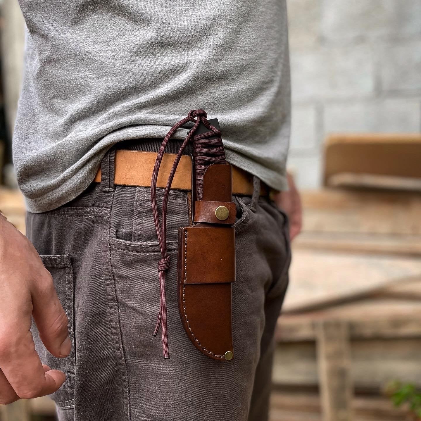 Faca Bushcraft DANTE Capelli, still sobre superfície neutra – DANTE Capelli