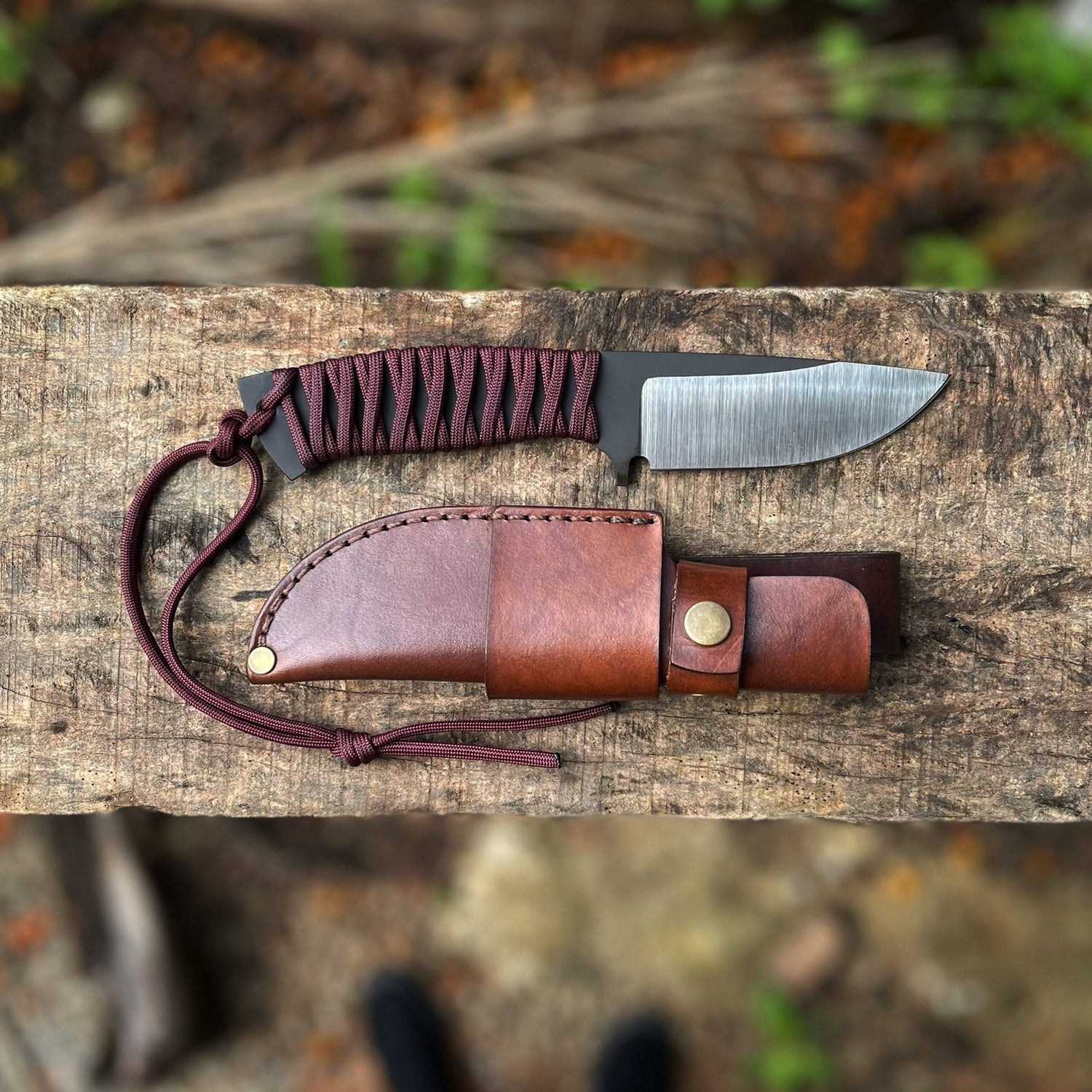 Faca Bushcraft DANTE Capelli, bainha em couro legítimo, vista frontal – DANTE Capelli