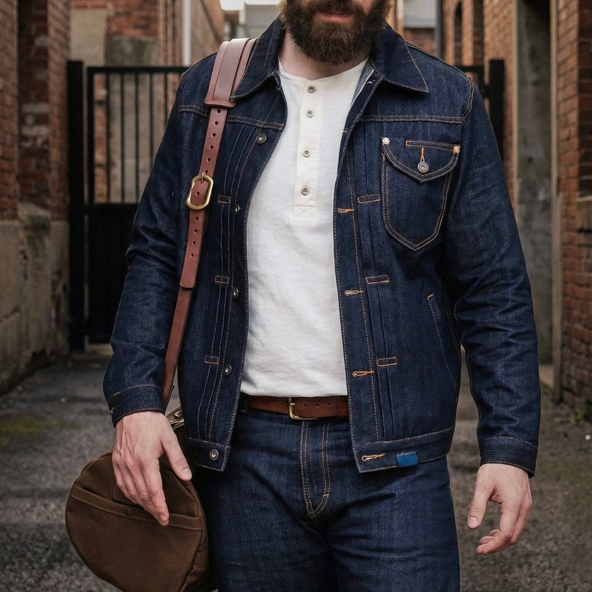 Jaqueta Jeans Selvedge Ukon em denim cru, outro ângulo lifestyle – DANTE Capelli