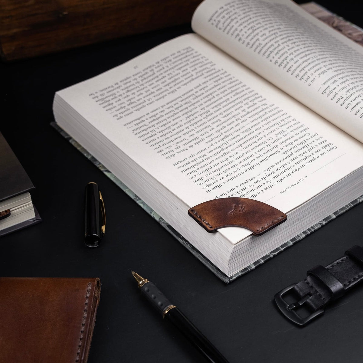 Kit 2 Marca Página de Couro Marrom, still sobre livro – DANTE Capelli