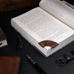 Kit 2 Marca Página de Couro Marrom, still sobre livro – DANTE Capelli