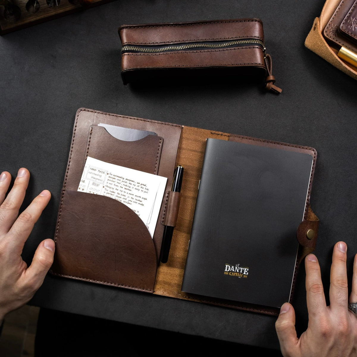 Kit Domus Couro Marrom, still sobre mesa – DANTE Capelli