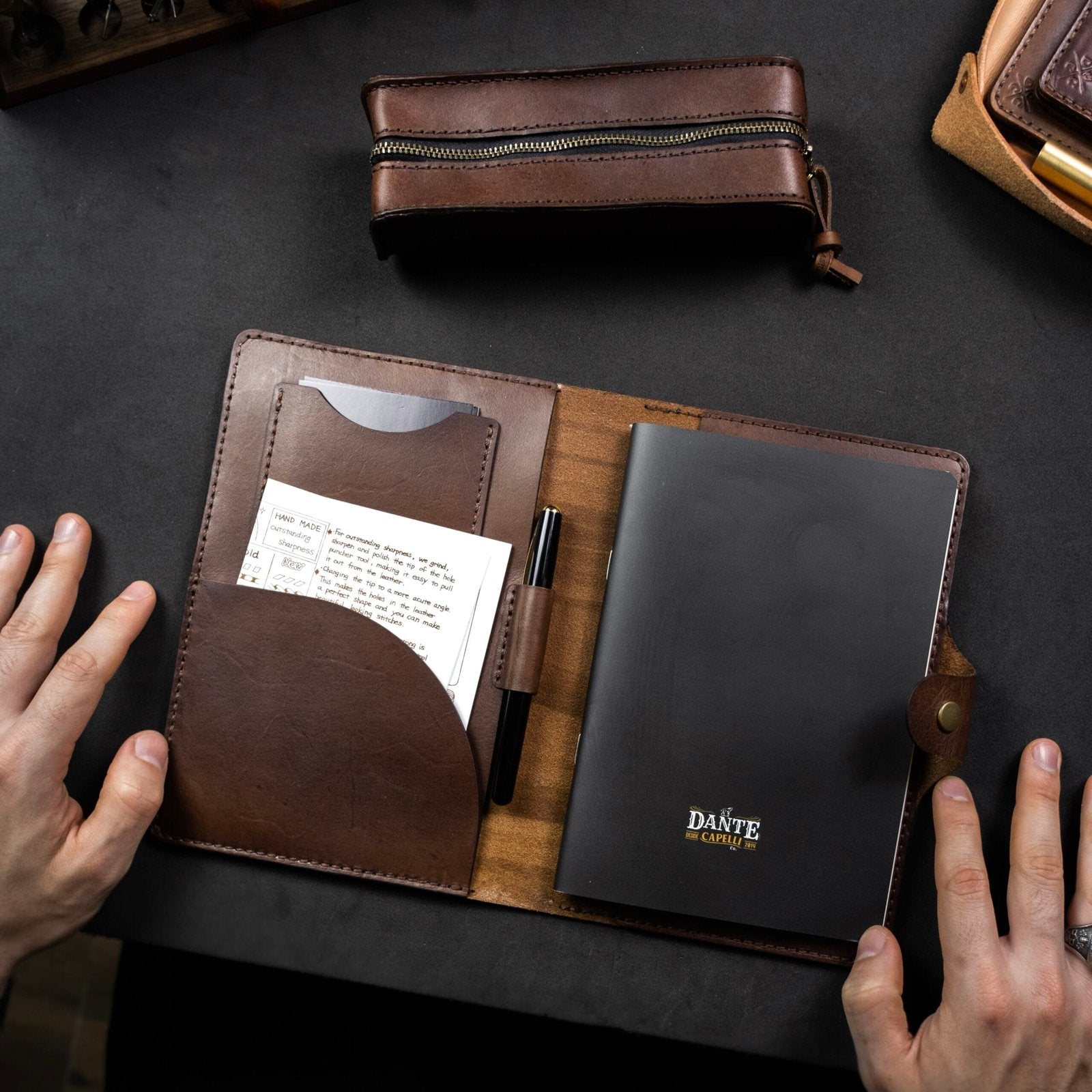 Kit Domus Couro Marrom, still sobre mesa – DANTE Capelli