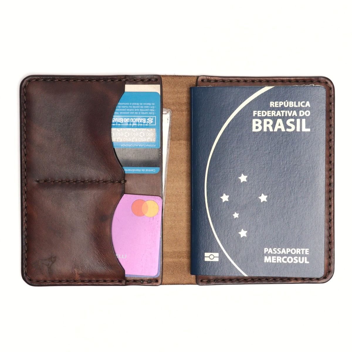 Kit Porta-Passaporte e Identificador de Bagagem Marrom, still sobre superfície neutra – DANTE Capelli