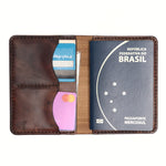 Kit Porta-Passaporte e Identificador de Bagagem Marrom, still sobre superfície neutra – DANTE Capelli