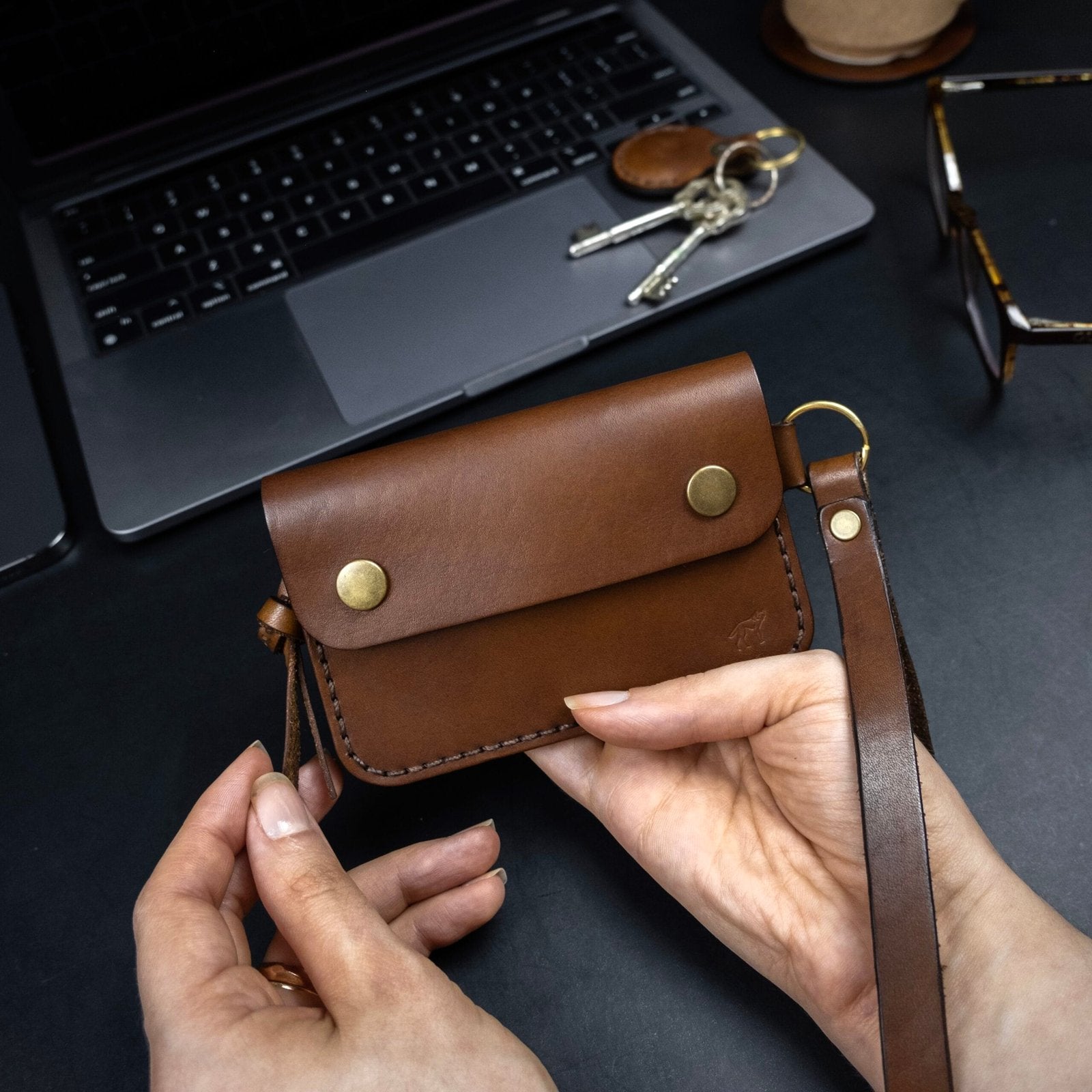 Kit SARA Marrom Carteira e Cinto, detalhe da carteira – DANTE Capelli