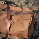 Mala Duffle Bandeirantes Marrom, quarto still – DANTE Capelli