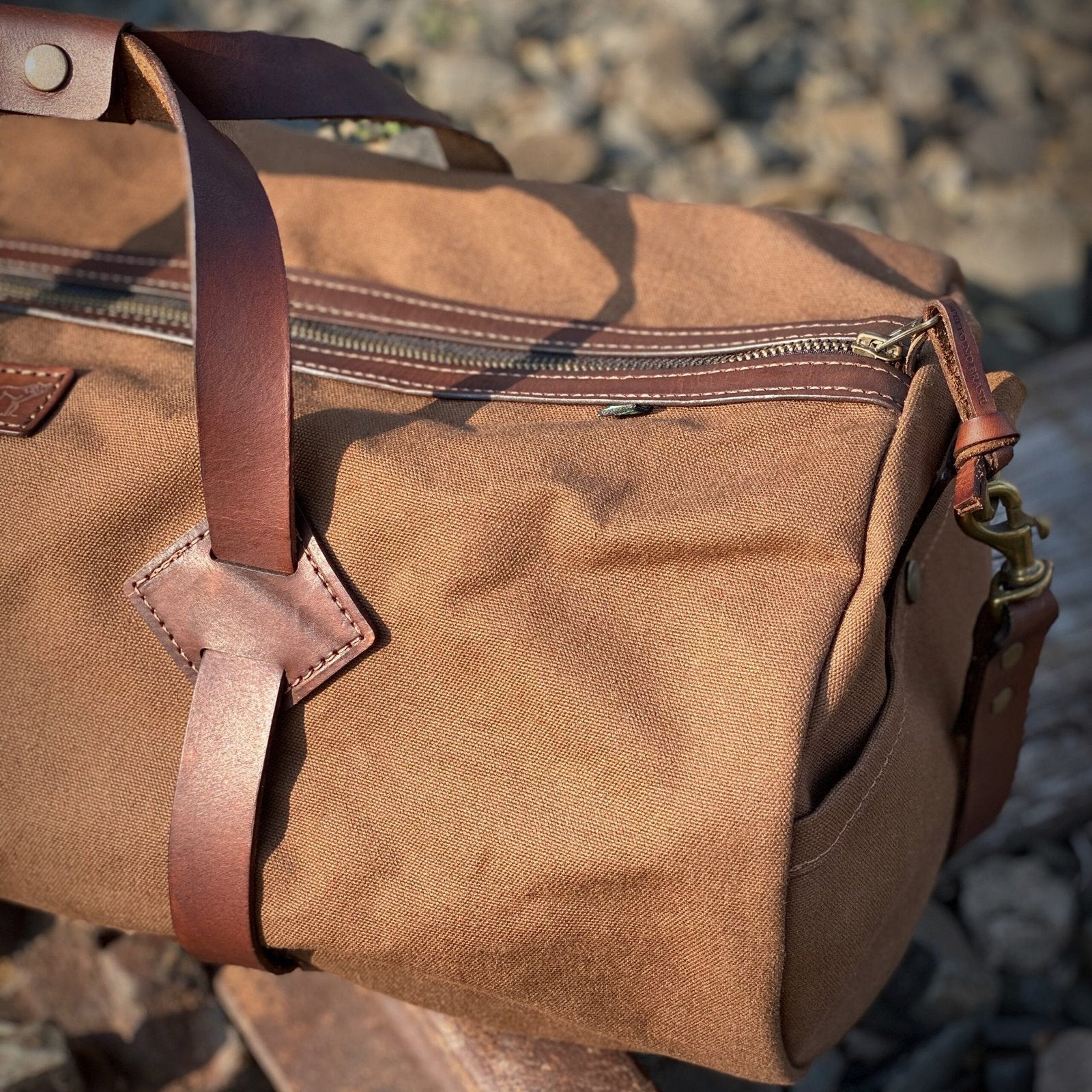 Mala Duffle Bandeirantes Marrom, quarto still – DANTE Capelli