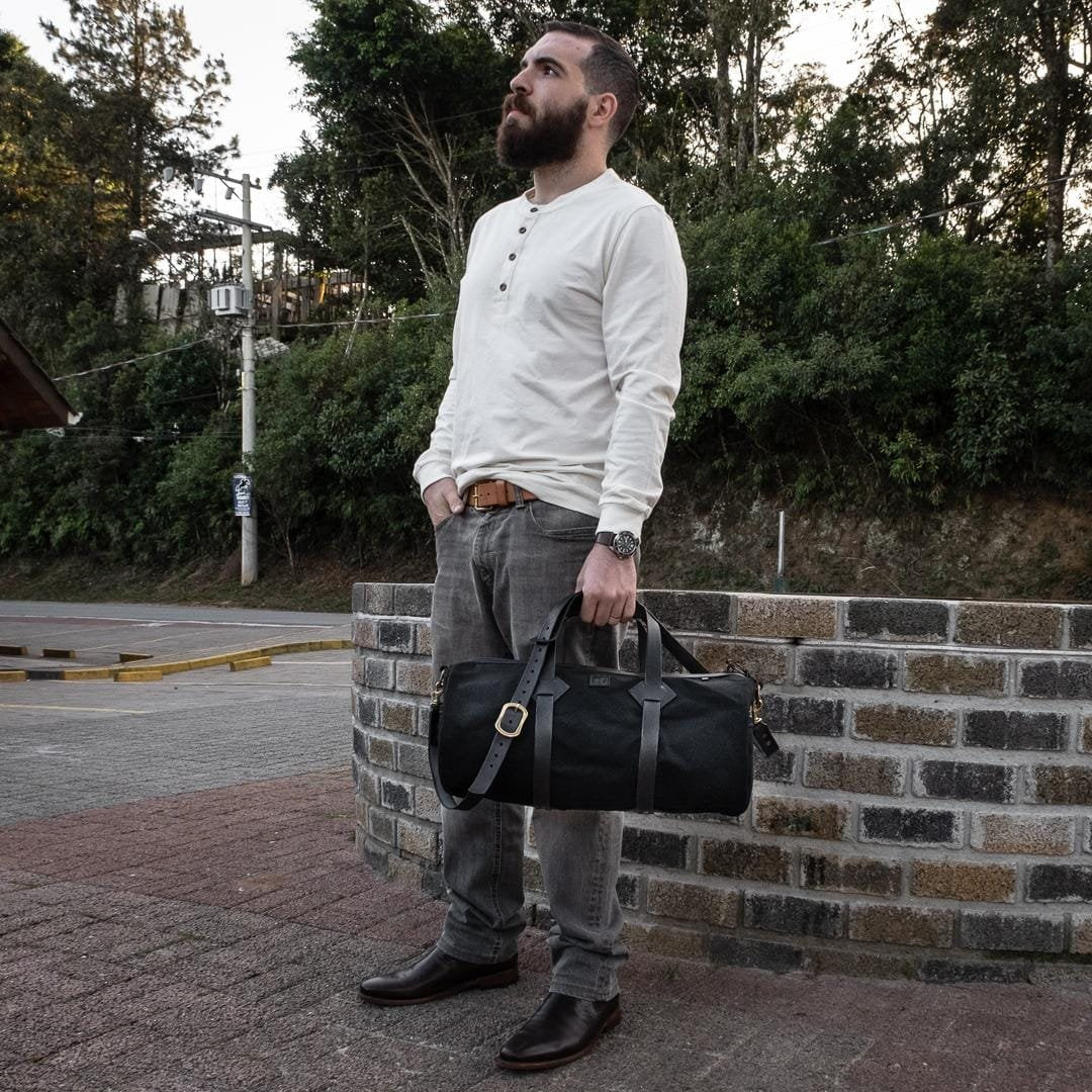 Mala Duffle Bandeirantes Preta, still sobre superfície neutra – DANTE Capelli