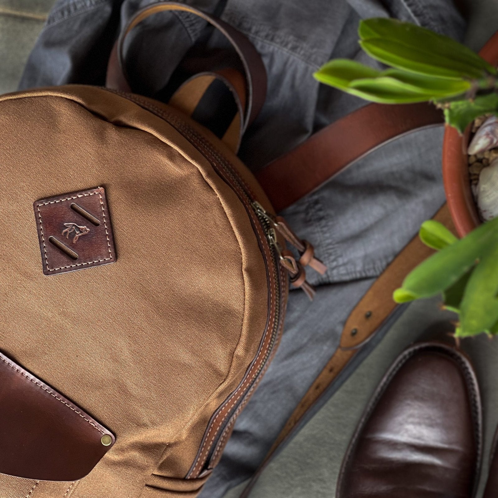 Mochila Lona Encerada e Couro, detalhe do bolso – DANTE Capelli