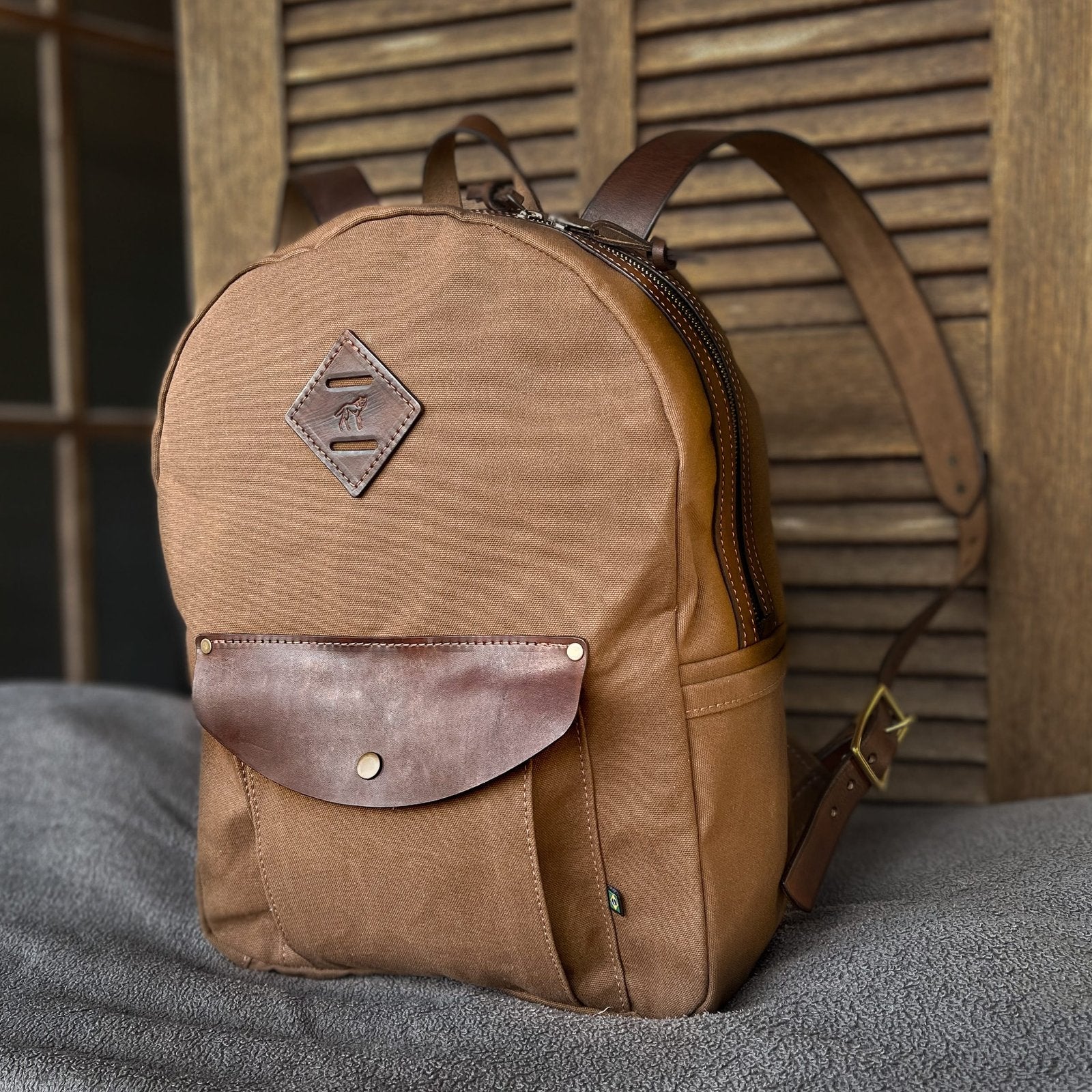 Mochila Lona Encerada e Couro nas costas, em uso – DANTE Capelli