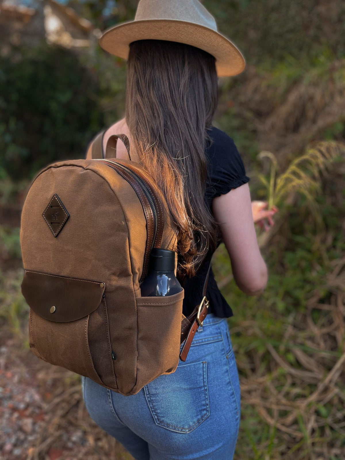 Mochila Lona Encerada e Couro, segundo ângulo em uso – DANTE Capelli