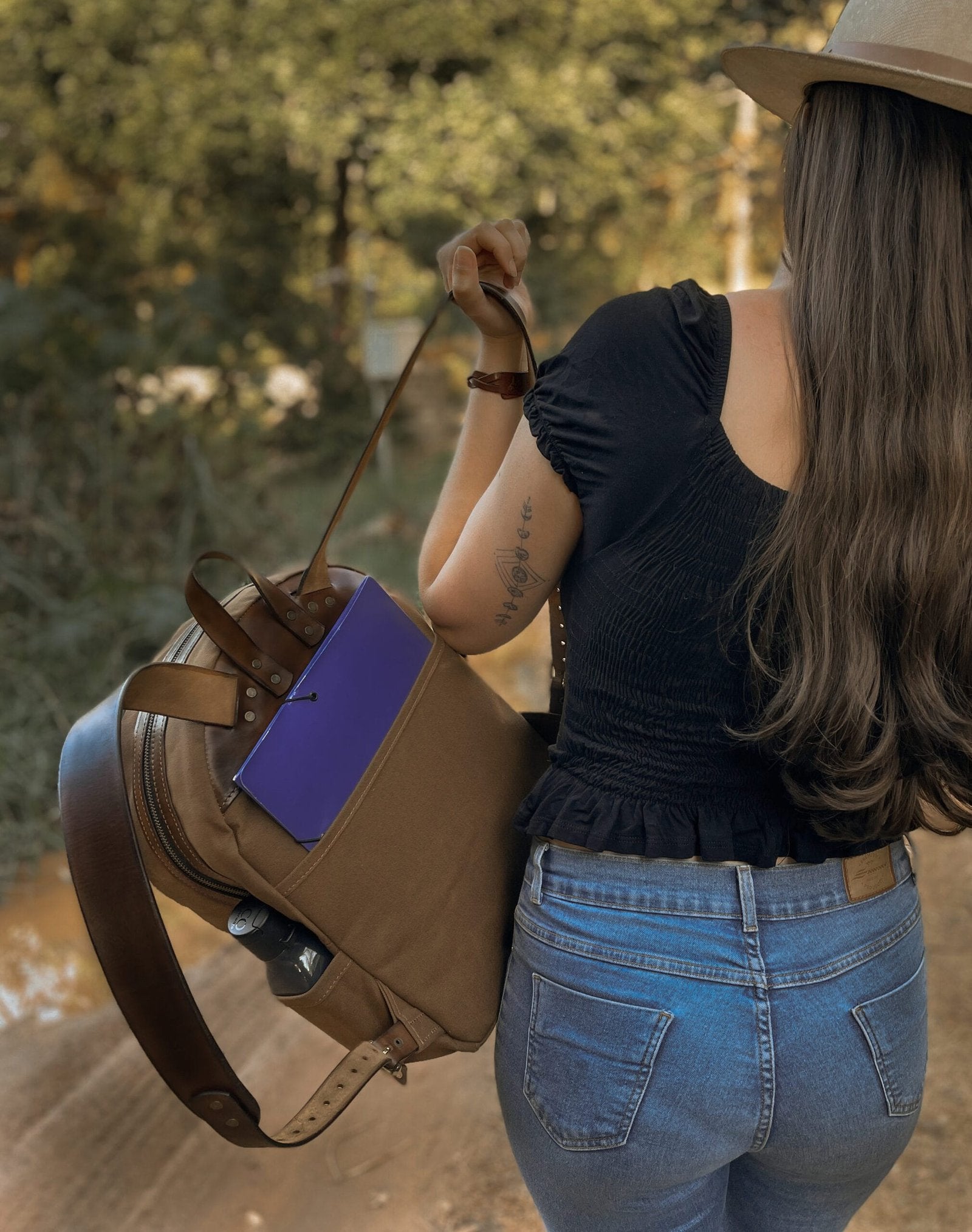 Mochila Lona Encerada e Couro, still sobre superfície neutra – DANTE Capelli