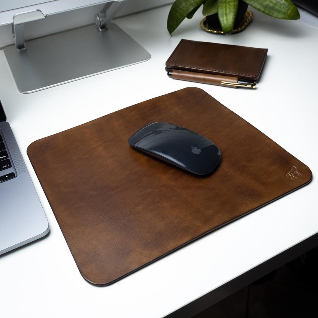Mouse Pad de Couro Marrom com mouse, em uso – DANTE Capelli