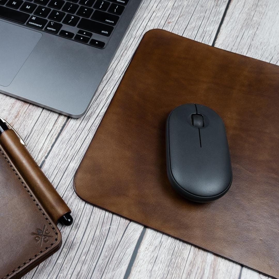Mouse Pad de Couro Marrom, still sobre mesa – DANTE Capelli