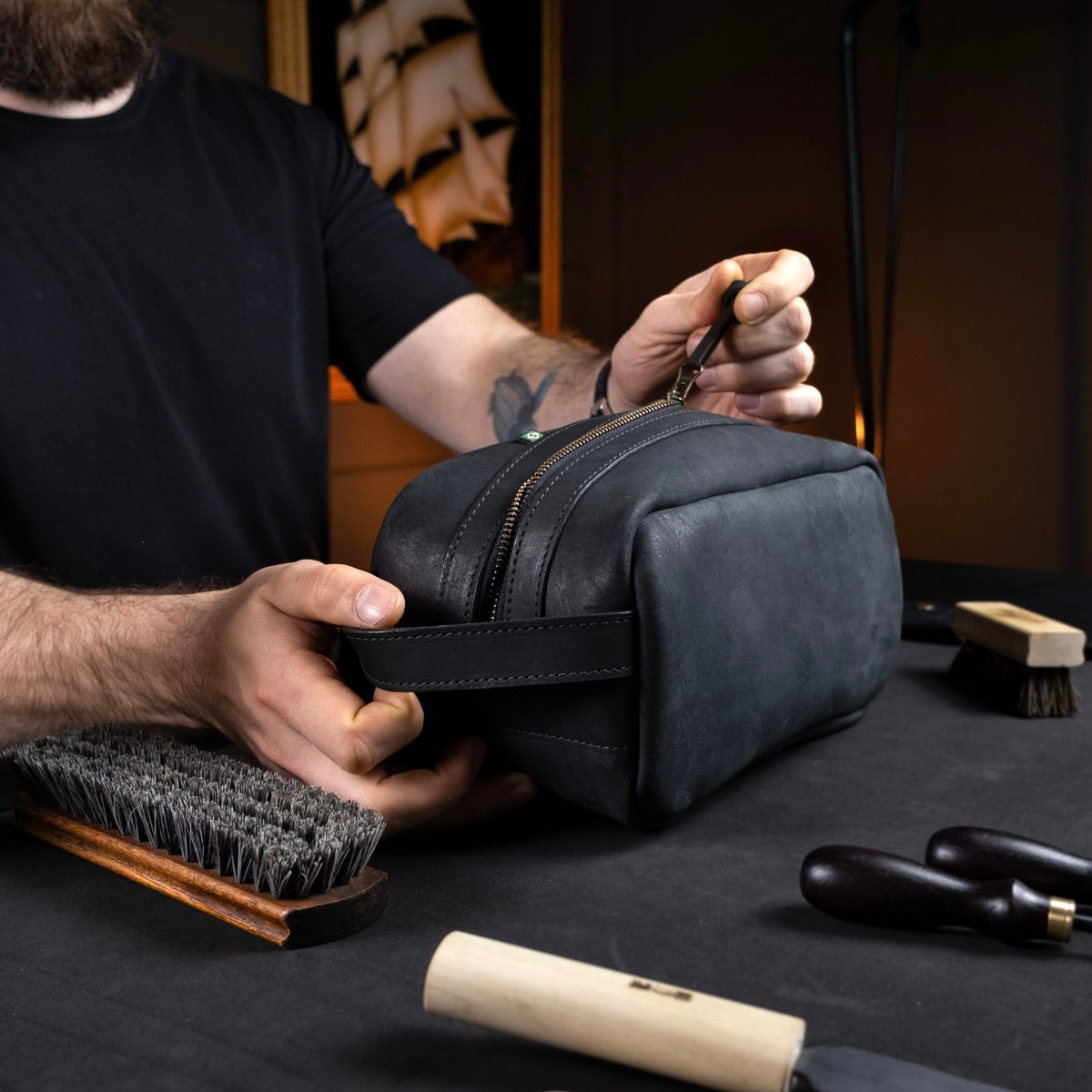 Necessaire em Couro Preta, detalhe da alça – DANTE Capelli