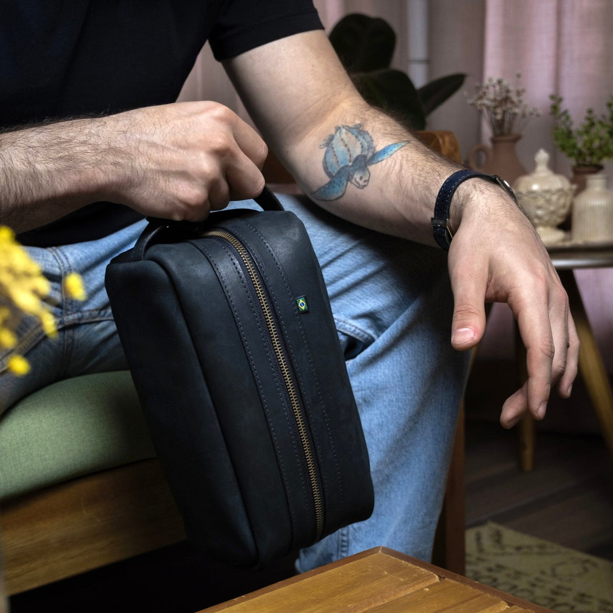 Necessaire em Couro Preta, still sobre superfície neutra – DANTE Capelli