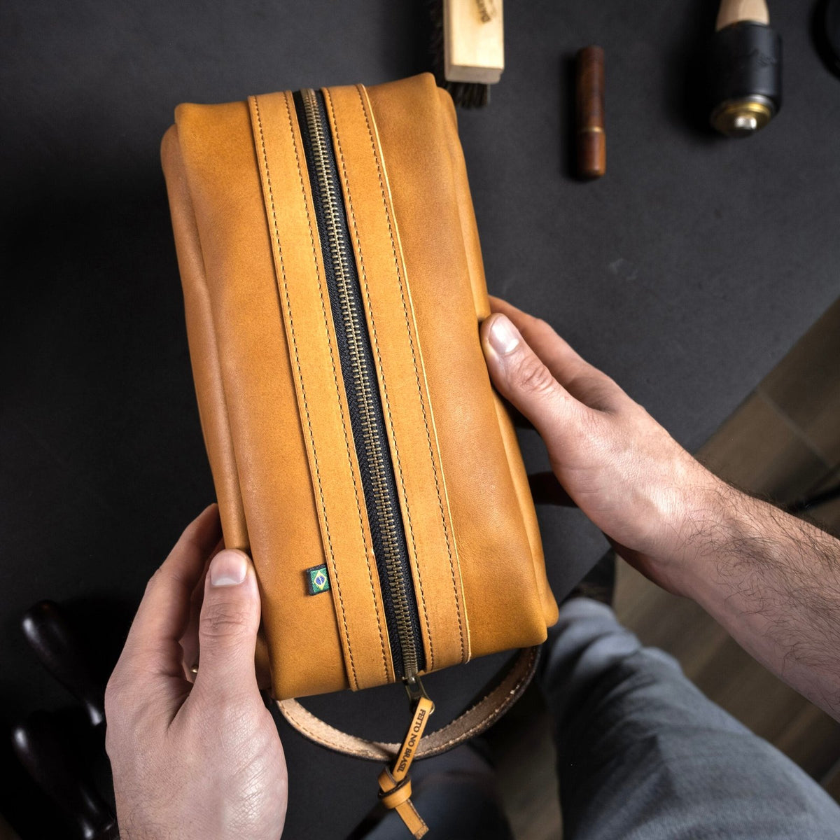 Necessaire em Couro Savana, vista interna aberta – DANTE Capelli
