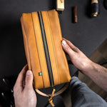 Necessaire em Couro Savana, vista interna aberta – DANTE Capelli