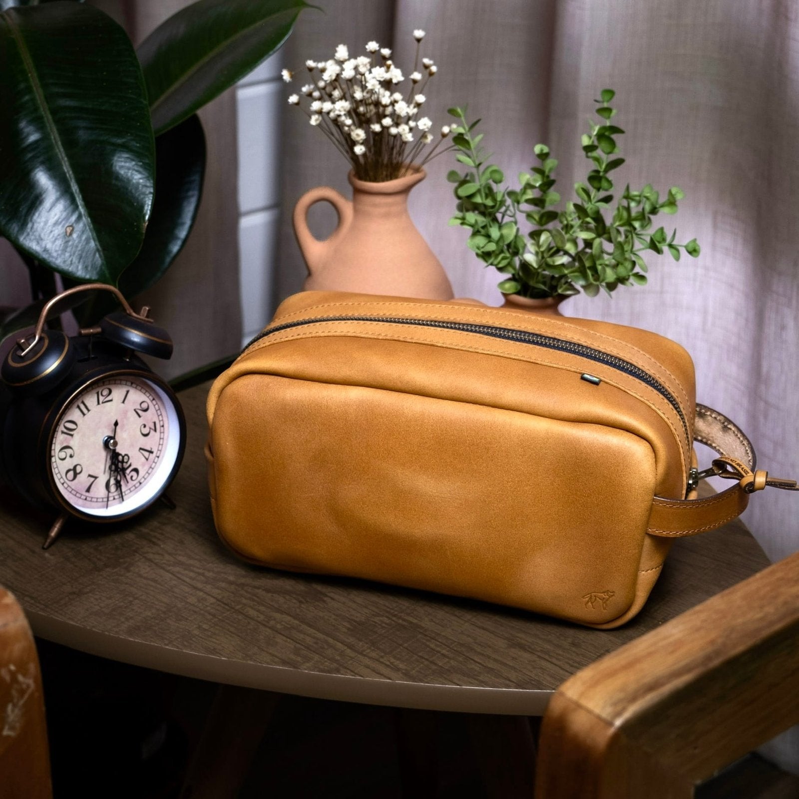 Necessaire em Couro Savana, still sobre superfície neutra – DANTE Capelli