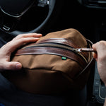 Necessaire Lona Encerada e Couro Marrom, detalhe do zíper – DANTE Capelli