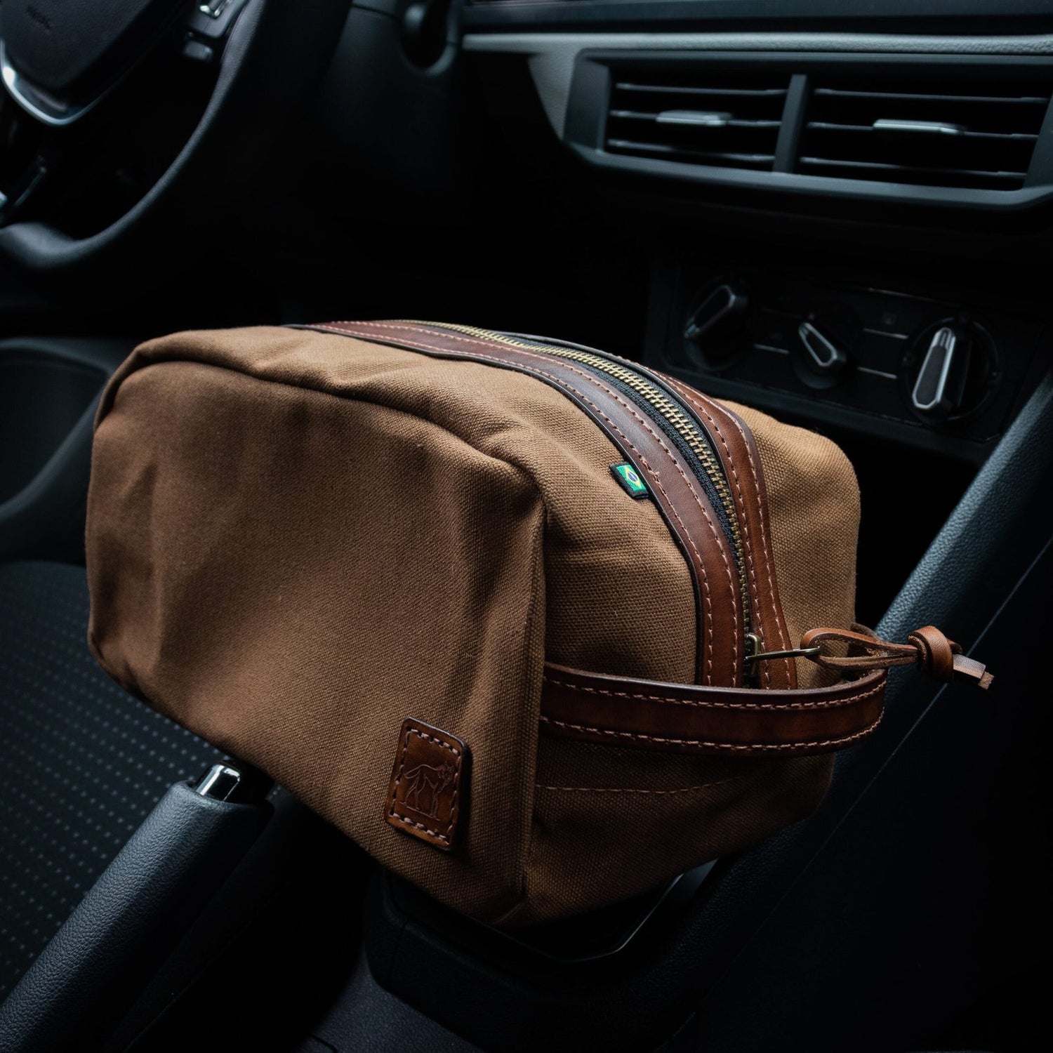 Necessaire Lona Encerada e Couro Marrom, vista frontal – DANTE Capelli