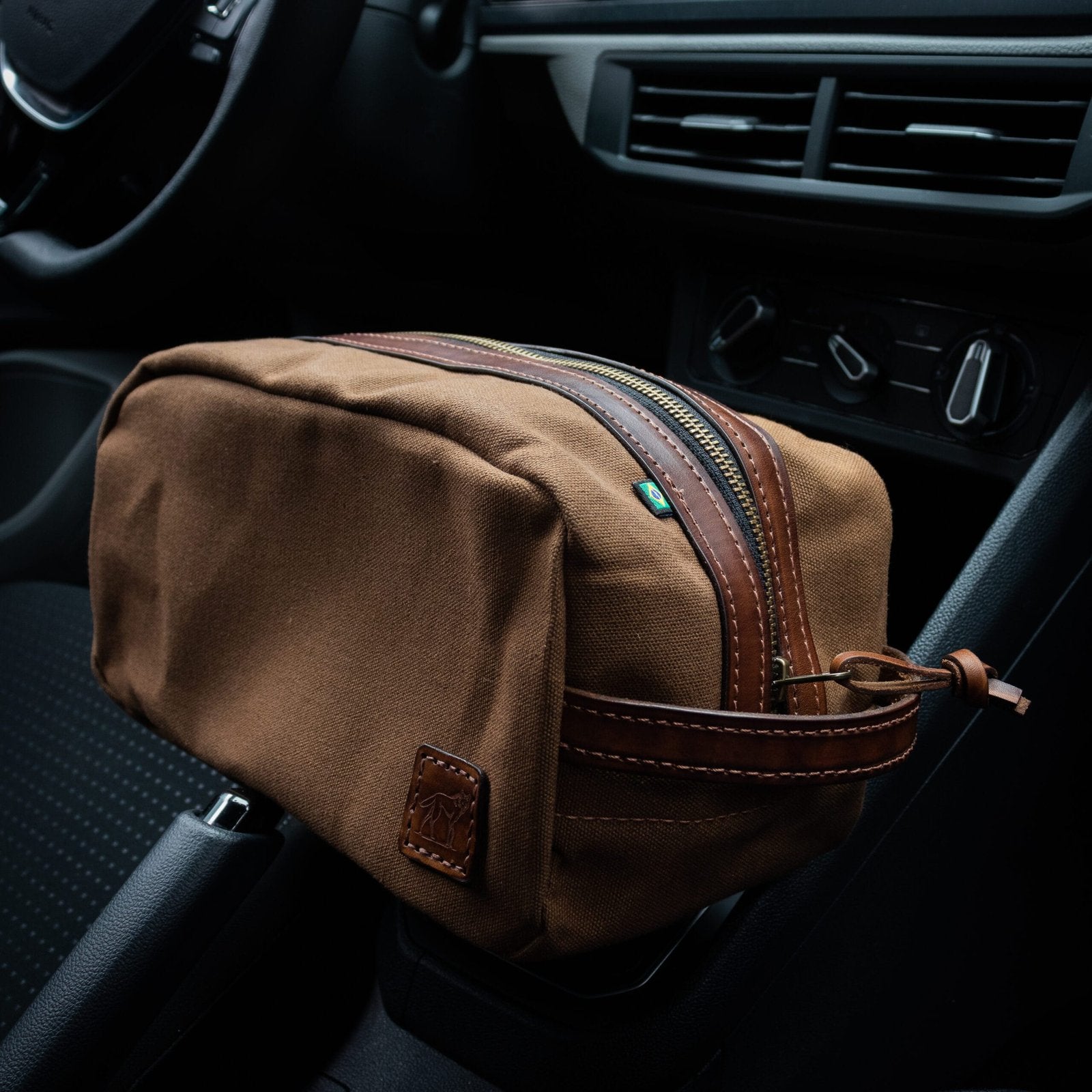 Necessaire Lona Encerada e Couro Marrom, vista frontal – DANTE Capelli