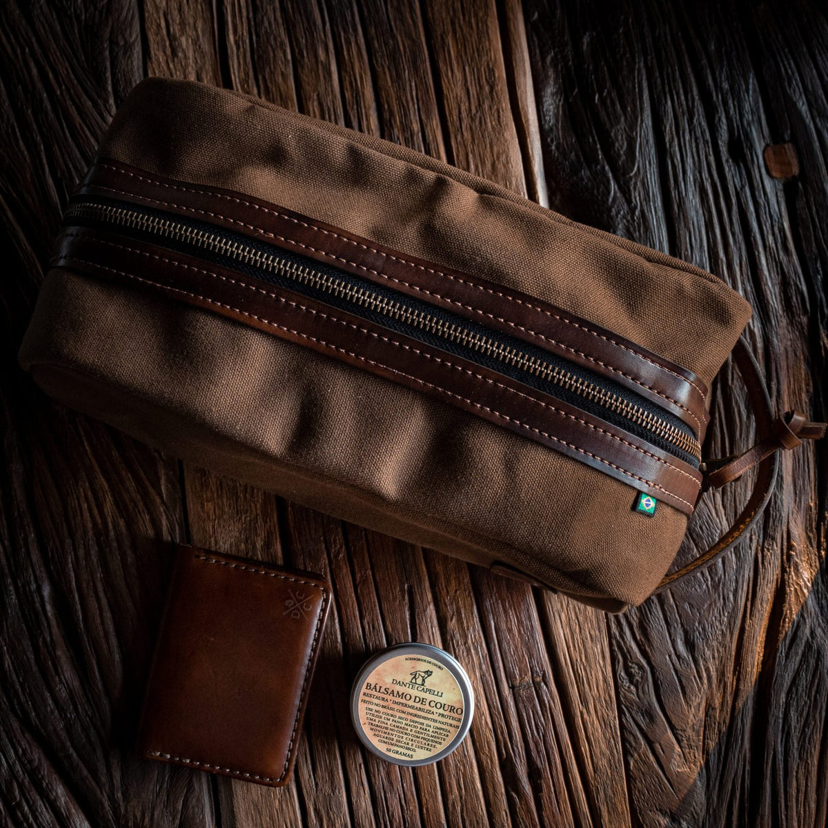 Necessaire Lona Encerada e Couro Marrom, segundo still – DANTE Capelli