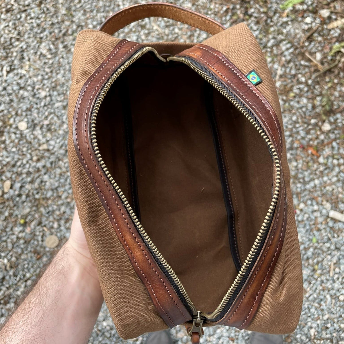 Necessaire Lona Encerada e Couro Marrom, terceiro still – DANTE Capelli