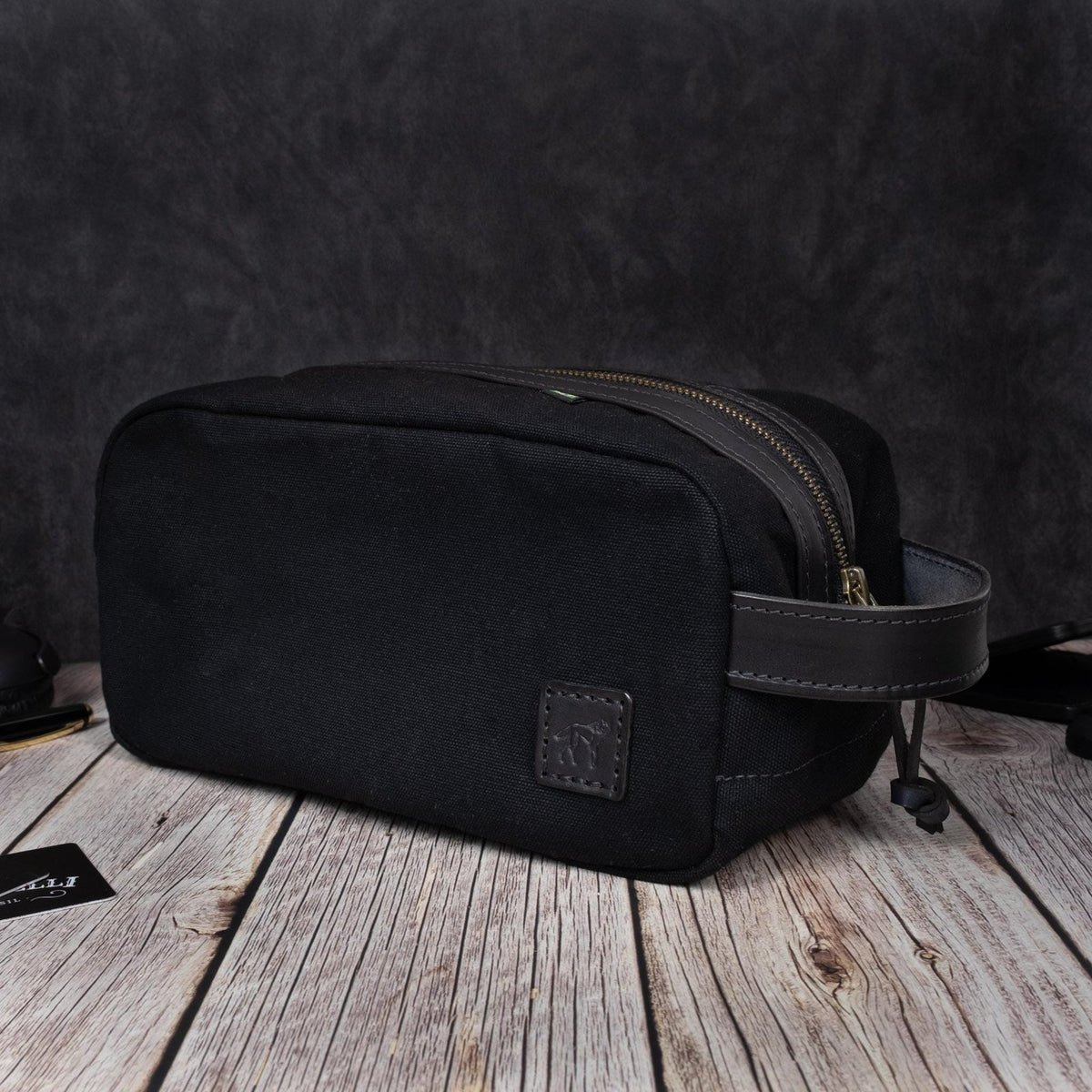 Necessaire Lona Encerada e Couro Preta, detalhe do zíper – DANTE Capelli