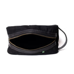 Necessaire Lona Encerada e Couro Preta, segundo still – DANTE Capelli