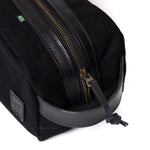 Necessaire Lona Encerada e Couro Preta, quarto still – DANTE Capelli