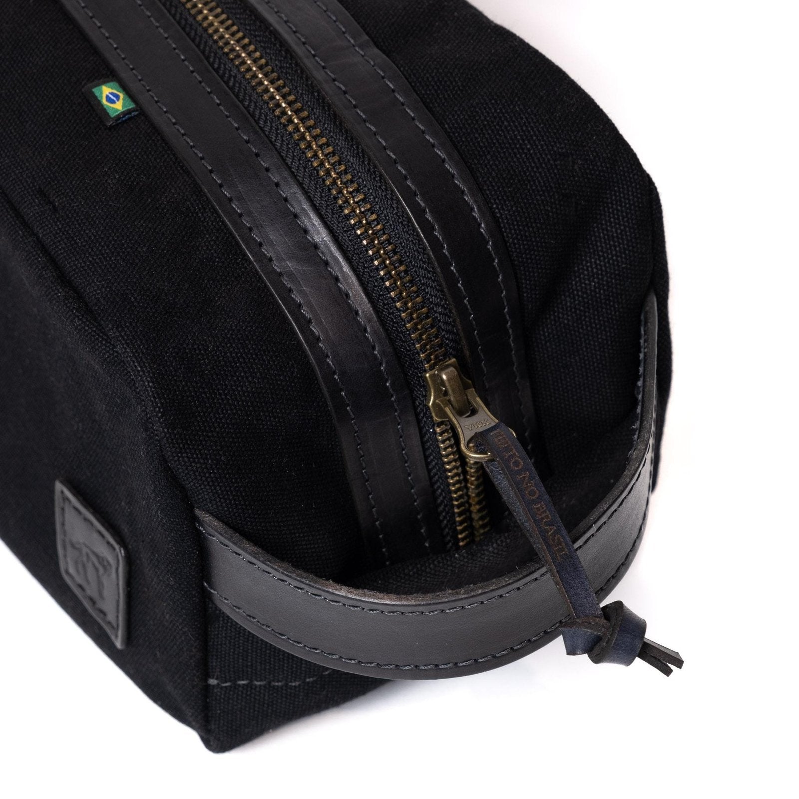 Necessaire Lona Encerada e Couro Preta, quarto still – DANTE Capelli