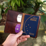 Porta Passaporte de Couro Marrom, vista interna aberta – DANTE Capelli