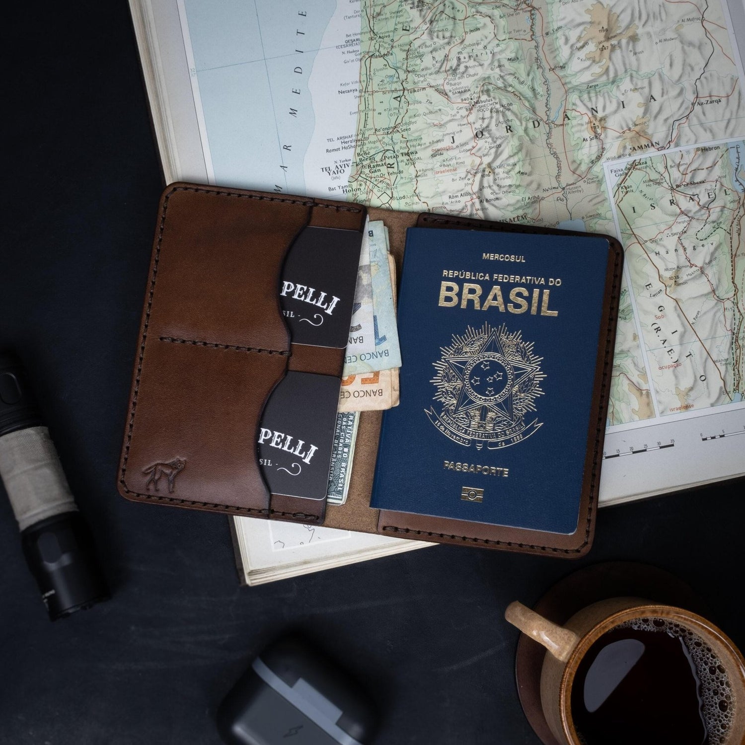 Porta Passaporte de Couro Marrom, vista traseira – DANTE Capelli
