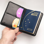 Porta Passaporte de Couro Preto, detalhe do compartimento de cartões – DANTE Capelli