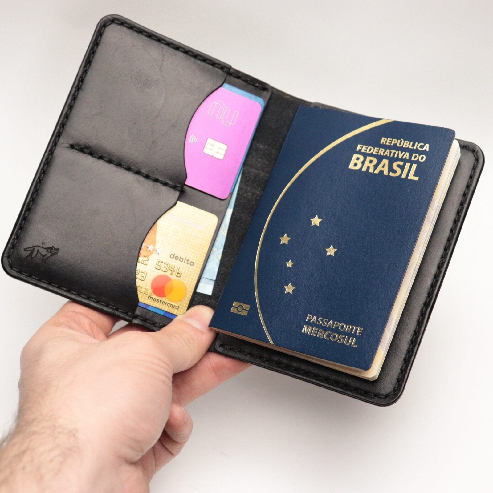 Porta Passaporte de Couro Preto, detalhe do compartimento de cartões – DANTE Capelli