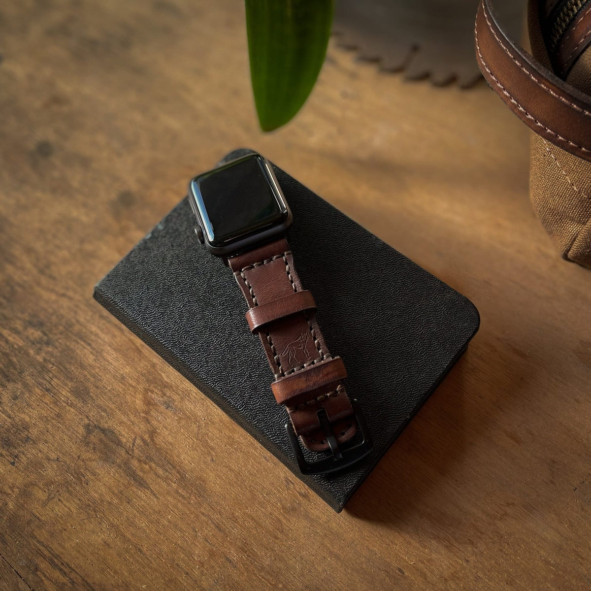Pulseira de Couro Apple Watch Costurada Marrom, detalhe da textura do couro – DANTE Capelli
