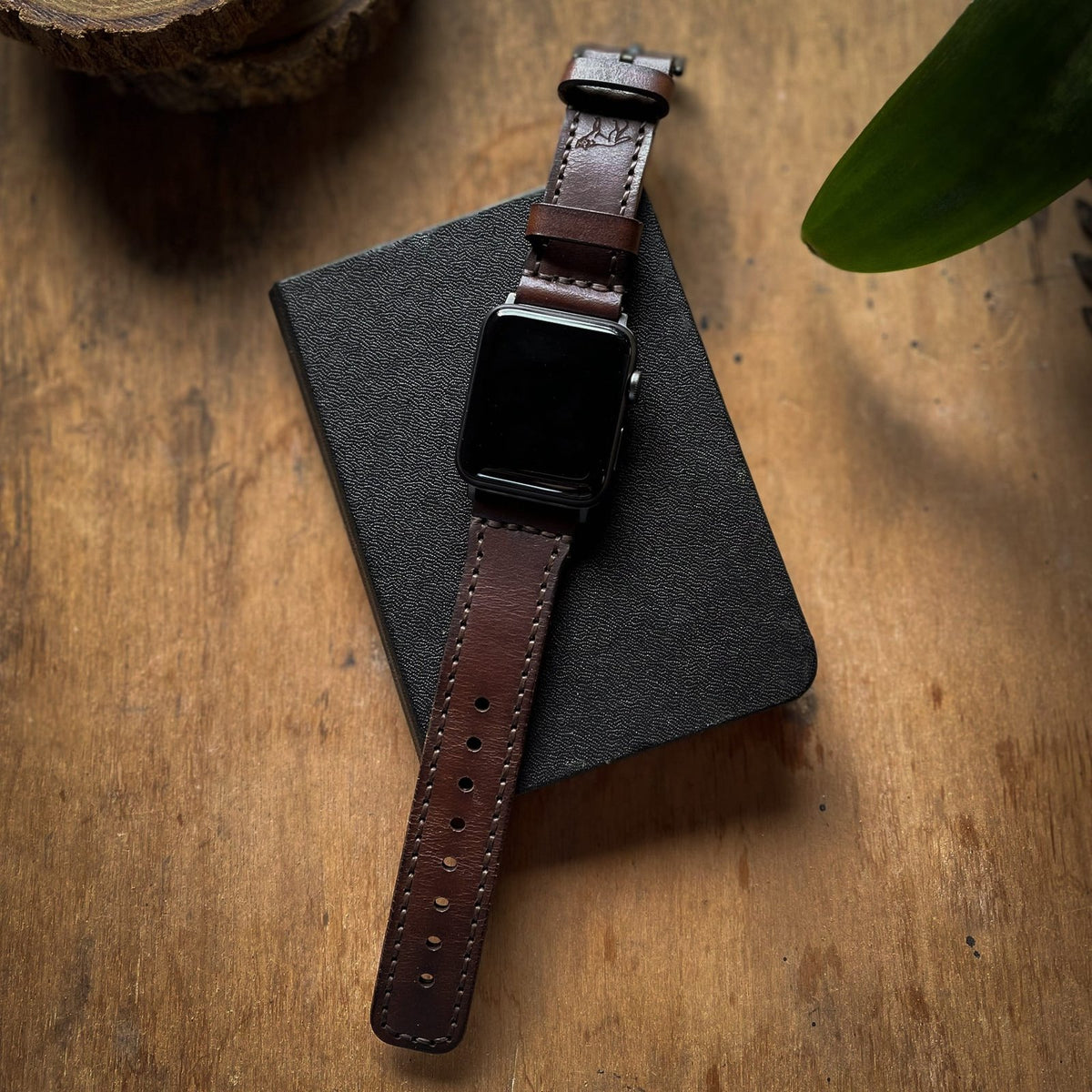 Pulseira de Couro Apple Watch Costurada Marrom, detalhe do sistema de engate rápido – DANTE Capelli