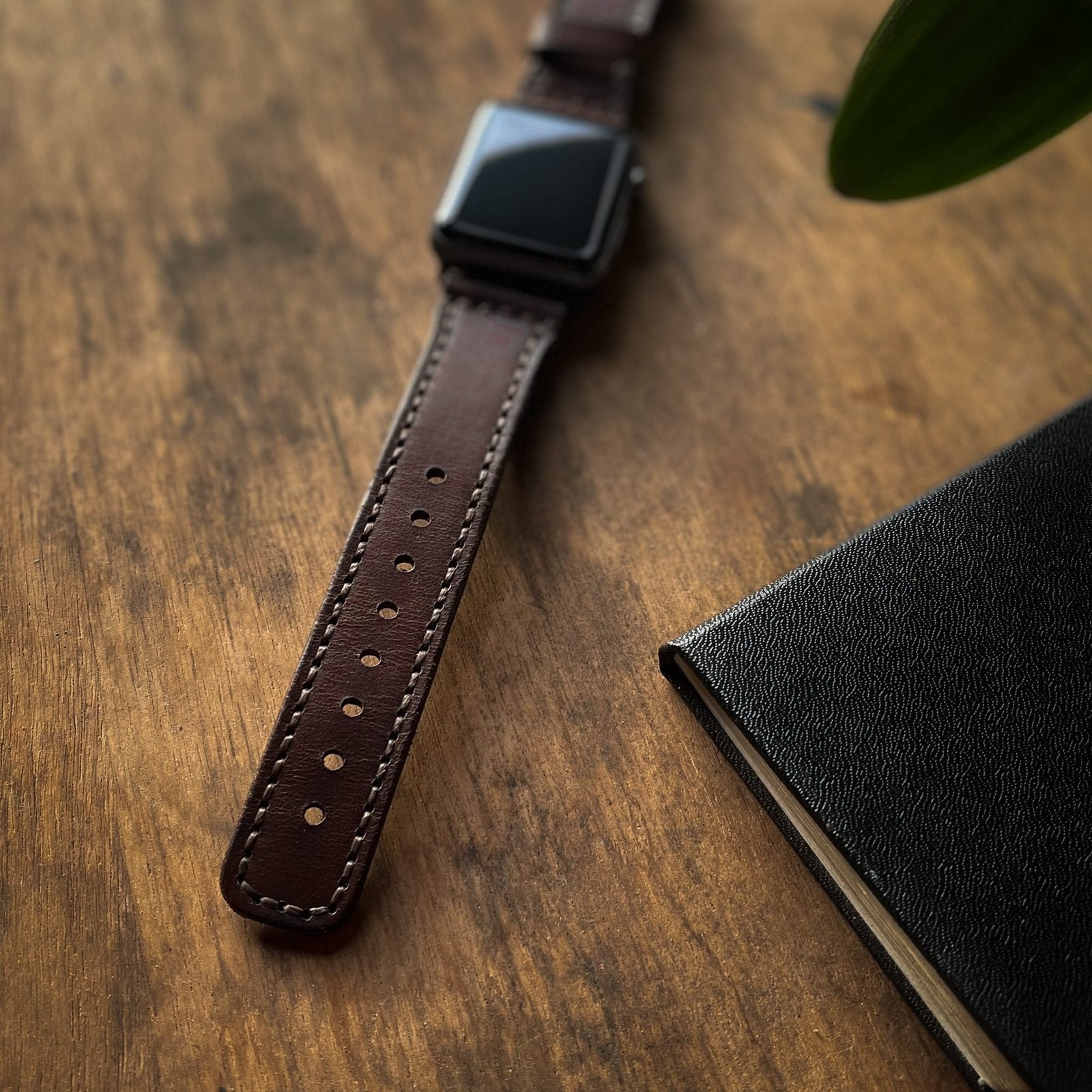 Pulseira de Couro Apple Watch Costurada Marrom, em uso no pulso – DANTE Capelli