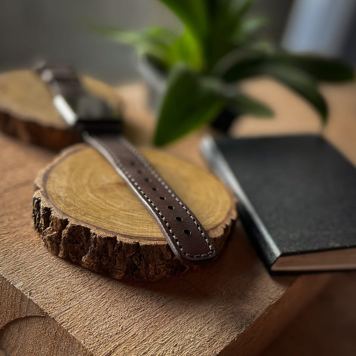Pulseira de Couro Apple Watch Costurada Marrom, still sobre superfície neutra – DANTE Capelli