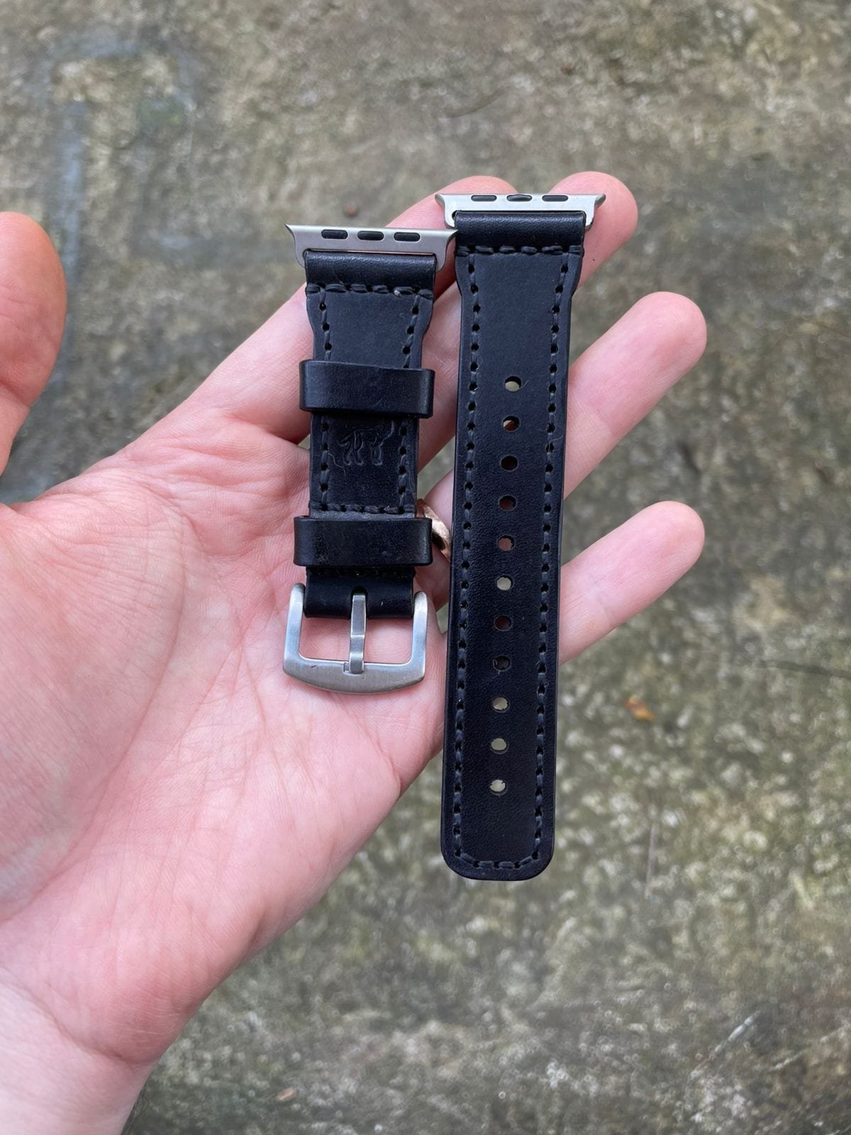 Pulseira de Couro Apple Watch Costurada Preta, detalhe do fecho – DANTE Capelli