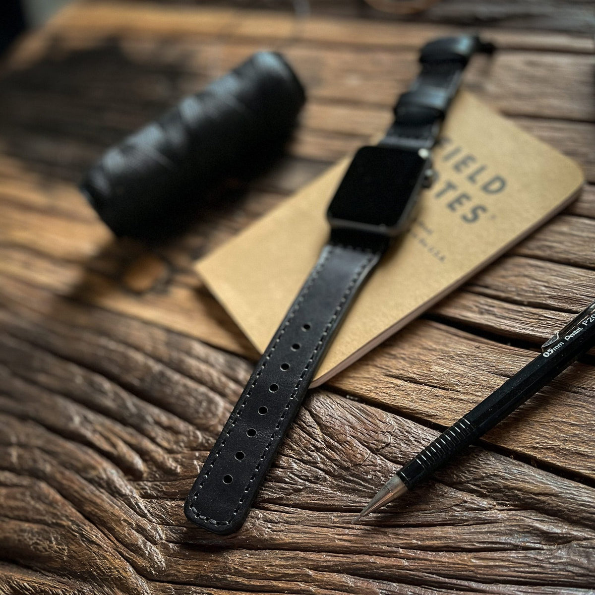 Pulseira de Couro Apple Watch Costurada Preta, em uso no pulso – DANTE Capelli