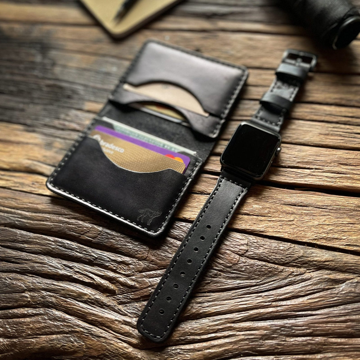 Pulseira de Couro Apple Watch Costurada Preta, outro ângulo em uso – DANTE Capelli