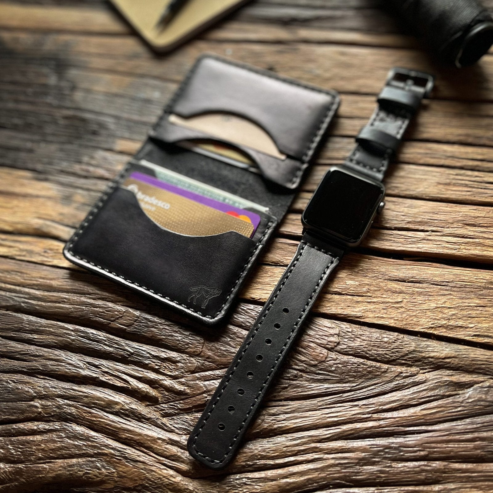 Pulseira de Couro Apple Watch Costurada Preta, outro ângulo em uso – DANTE Capelli