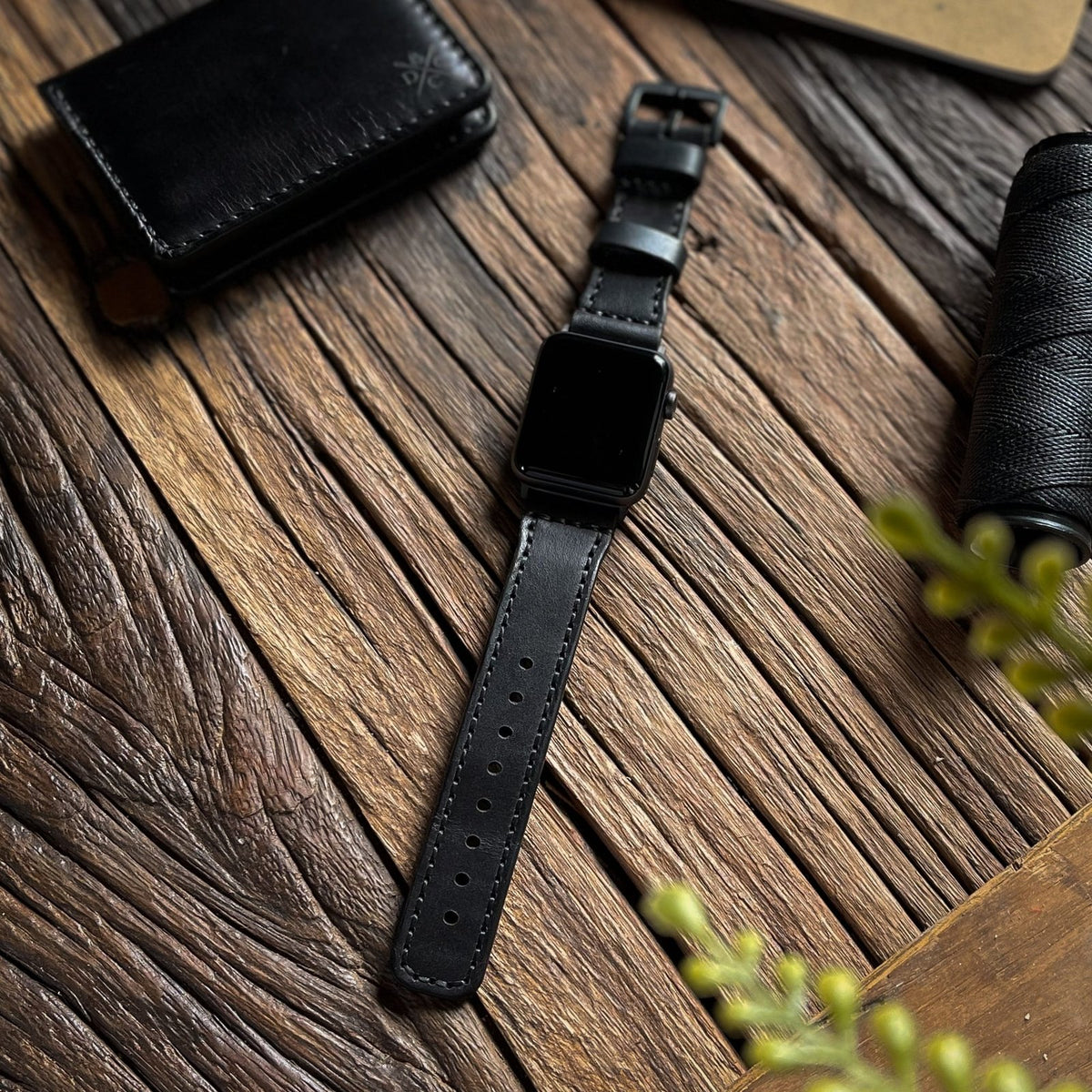 Pulseira de Couro Apple Watch Costurada Preta, still sobre superfície neutra – DANTE Capelli