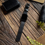 Pulseira de Couro Apple Watch Costurada Preta, still sobre superfície neutra – DANTE Capelli