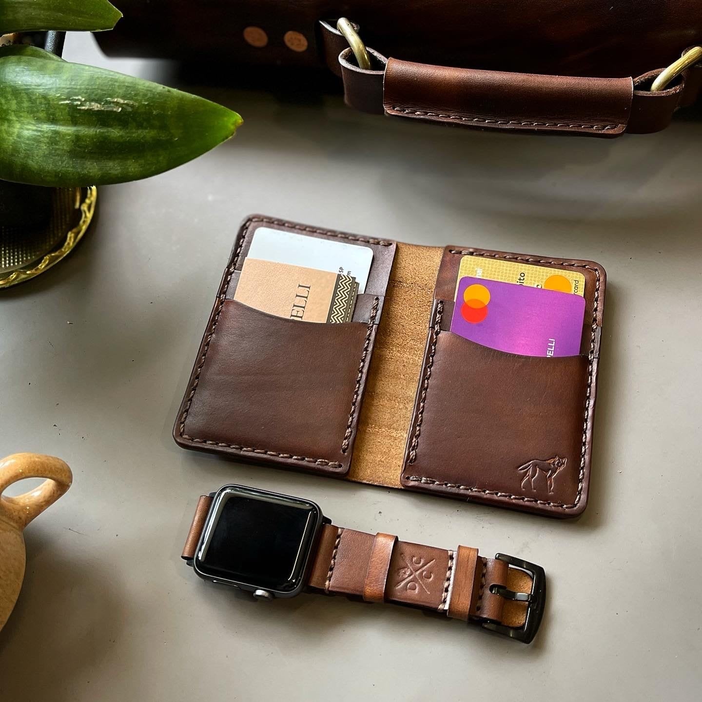 Pulseira de Couro Apple Watch Marrom, em uso no pulso – DANTE Capelli